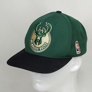 Men's Mitchell Ness Green/Black NBA Milwaukee Bucks Wool Blend 2 Tone Snapback.